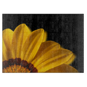 Tabla De Cortar Flor amarilla sobre fondo negro