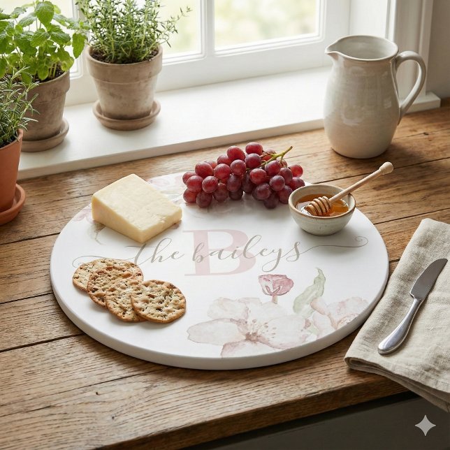 Tabla de cortar floral con monograma acuarela (This beautiful personalized watercolor floral cutting board would make a great gift! )