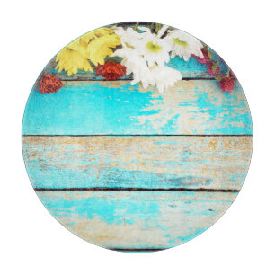 Tabla De Cortar Flores coloridas, bordes de madera vintage.