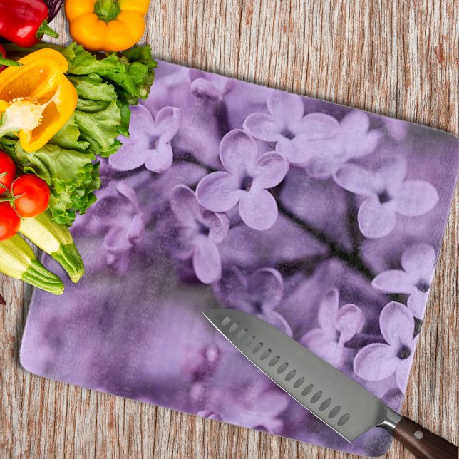 Tabla De Cortar Flores Lilac decorativas (Decorative Lilac Flowers Cutting Board by Looly Elzayat)