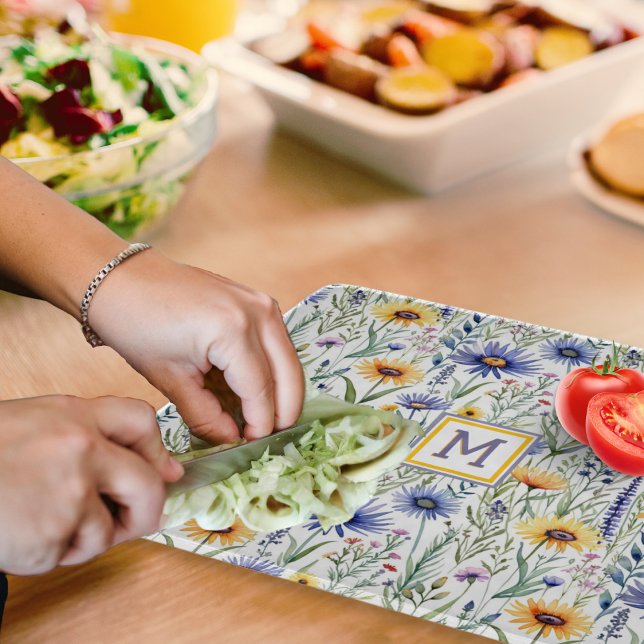 Tabla De Cortar Flores Silvestres Rústicas Monograma Acuarela Herm (A glass cutting board with blue and yellow wildflowers design, personalized with a monogram initial)