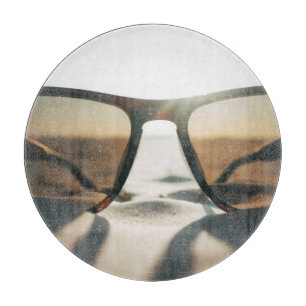 Tabla De Cortar Gafas de sol en la arena