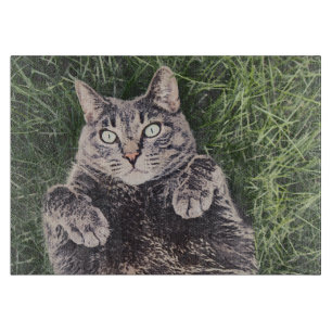 Tabla De Cortar gato gris acostado en la hierba arte digital