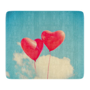 Tabla De Cortar Globos del corazón rojo contra cielo nublado