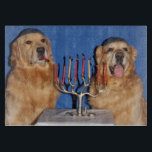 Tabla De Cortar Golden Retriever Hanukkah Menorah Lighting<br><div class="desc">Este tablero de corte tiene recuperadores dorados usando yarmulkes que iluminan la menorah para Hanukkah.</div>