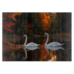 Tabla De Cortar Graceful White Swans Gliling a lo largo del estanq