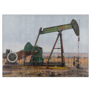 Tabla De Cortar Gran Bombeo Verde en un campo petrolero