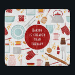 Tabla De Cortar Hacer más barato que Terapia Funny Cocina Rojo<br><div class="desc">Baking Barato Más Barato que Therapy Funny Kitchen Red Cutting Board presenta un colorido patrón de cocina con el texto editable "El hornear es más barato que la terapia" en la tipografía de escritura moderna. Un regalo perfecto para los que disfrutan cocinando, cocinando y estando en la cocina para Navidades,...</div>