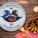 Tabla De Cortar Hermoso Harlequin Ducks Lovebirds<br><div class="desc">Celebre cualquier aniversario del boda con esta elegante tabla de corte de vidrio, que cuenta con un hermoso par de estilizados patos Harlequin. Las elegantes letras con confeti hexagonal sobre un fondo azul claro le dan un toque de naturaleza y elegancia a esta ocasión especial y un hito. Personalizar con...</div>