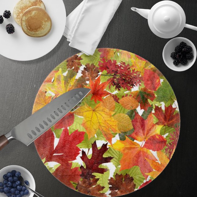 Tabla De Cortar Hojas otoñales (Autumn Fall Leaves Cutting Board by Looly Elzayat
)