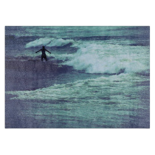Tabla De Cortar Hombre en las olas del mar