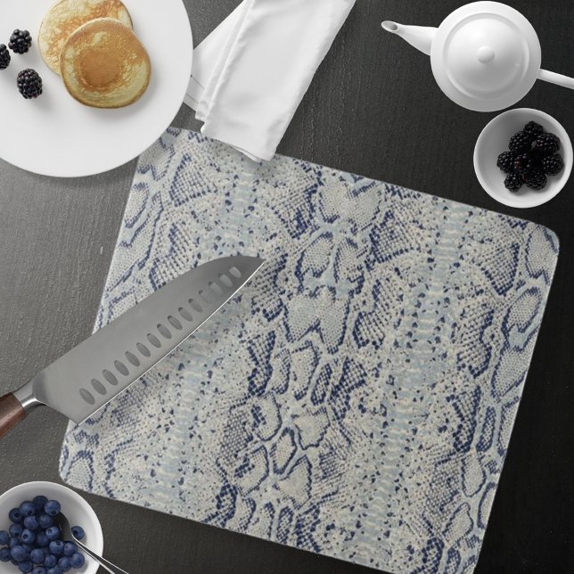 Tabla De Cortar Impresión de piel de serpiente gris y azul (Grey and Blue Snake Skin Animal Print Cutting Board by Looly Elzayat)