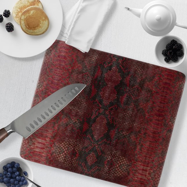 Tabla De Cortar Impresión de Python rojo y negro (Red and Black Python Print Cutting Board by Looly Elzayat
)