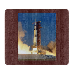 Tabla De Cortar La Tierra tiembla mientras el Saturn V ilumina el