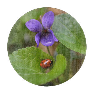 Tabla De Cortar Ladybug sobre las dulces flores violetas