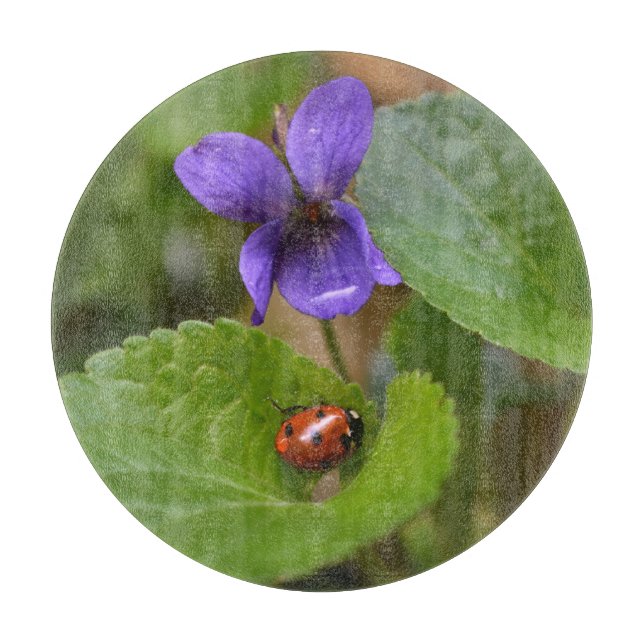 Tabla De Cortar Ladybug sobre las dulces flores violetas (Anverso)