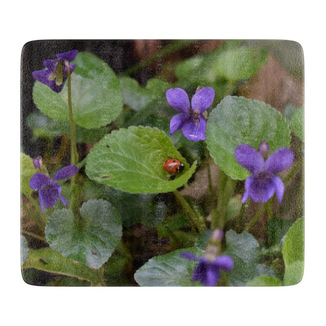 Tabla De Cortar Ladybug sobre las dulces flores violetas (Anverso)