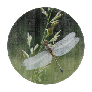 Tabla De Cortar Libélula Darner cubierta de rocío
