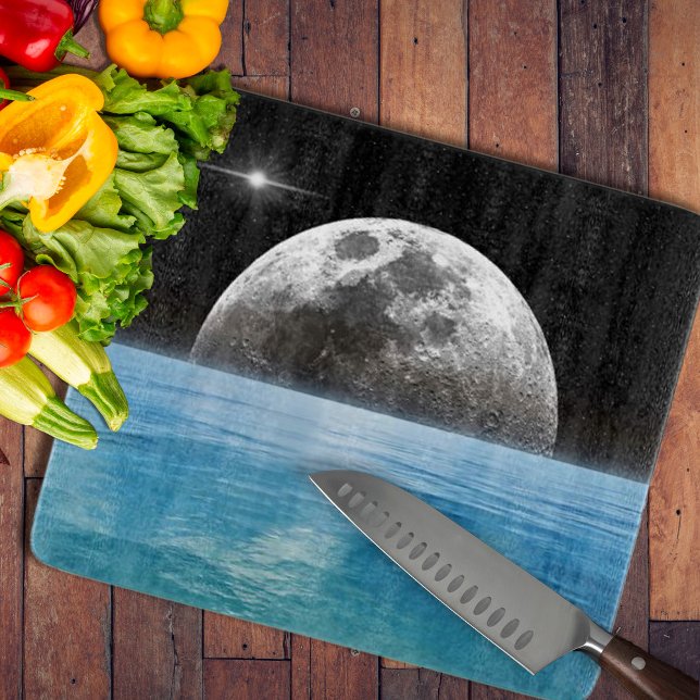 Tabla De Cortar Luna sobre el océano (Moon Ocean Cutting Board by Looly Elzayat
)