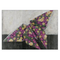 Mariposa de origami sobre papel floral