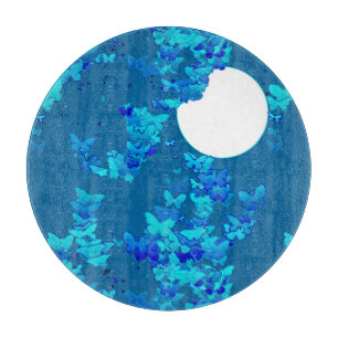 Tabla De Cortar Mariposas contra el cielo azul nocturno, lunares