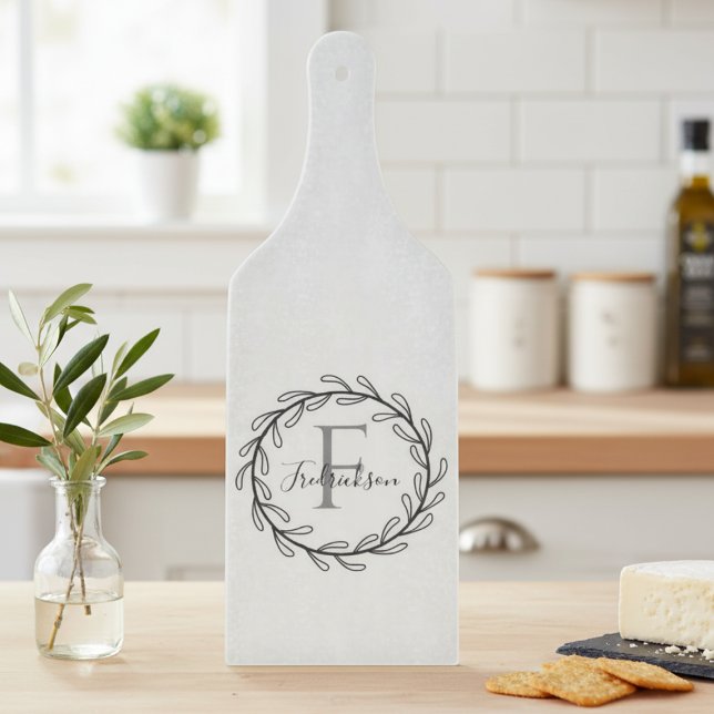 Tabla De Cortar Monogram Family Name Olive Branch Wreath (Family name floral wreath cutting board)