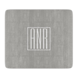 Tabla De Cortar Monograma de Iniciales Blanco Sobre Gris Claro