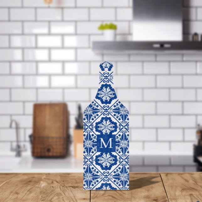Tabla De Cortar Monograma de mosaico azul mediterráneo (Mediterranean Blue Tile Monogram Glass Cutting Board | Personalized Kitchen Décor)