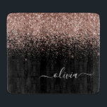 Tabla De Cortar Monograma monograma de guion de Purpurina rosa de<br><div class="desc">Tablero de corte de nombres de monograma de Purpurina rosado Rubor color negro y Rosa oro. Esto hace que la graduación perfecta, el cumpleaños, el boda, la ducha de novia, el aniversario, la ducha de bebé o la fiesta de soltera sea un regalo para alguien que ama el lujo glam...</div>