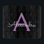 Tabla De Cortar Morado Black Script Girly Monograma Nombre<br><div class="desc">Placa de corte de nombres de monograma de escritura simple negro y púrpura. Esto hace que la graduación perfecta, el cumpleaños, el boda, la ducha de novia, el aniversario, la ducha de bebé o la fiesta de soltera sea un regalo para alguien que ama el lujo glam y los estilos...</div>