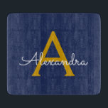 Tabla De Cortar Navy Blue Gold Modern Script Girly Monograma Nombr<br><div class="desc">Placa de corte de nombres de monograma de escritura simple azul marino y oro. Esto hace que la graduación perfecta, el cumpleaños, el boda, la ducha de novia, el aniversario, la ducha de bebé o la fiesta de soltera sea un regalo para alguien que ama el lujo glam y los...</div>