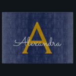 Tabla De Cortar Navy Blue Gold Modern Script Girly Monograma Nombr<br><div class="desc">Placa de corte de nombres de monograma de escritura simple azul marino y oro. Esto hace que la graduación perfecta, el cumpleaños, el boda, la ducha de novia, el aniversario, la ducha de bebé o la fiesta de soltera sea un regalo para alguien que ama el lujo glam y los...</div>