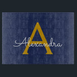 Tabla De Cortar Navy Blue Gold Modern Script Girly Monograma Nombr<br><div class="desc">Placa de corte de nombres de monograma de escritura simple azul marino y oro. Esto hace que la graduación perfecta, el cumpleaños, el boda, la ducha de novia, el aniversario, la ducha de bebé o la fiesta de soltera sea un regalo para alguien que ama el lujo glam y los...</div>