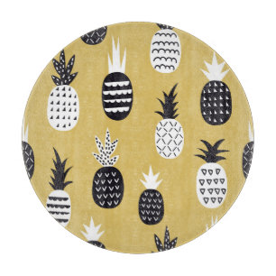 Tabla De Cortar Negro, piñas blancas, fondo amarillo