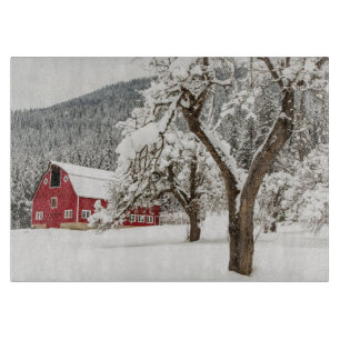 Tabla De Cortar Nieve fresca en granero rojo