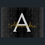 Tabla De Cortar Nombre de monograma femenino con guión moderno de<br><div class="desc">Tablero de cortar con monograma de nombre con letra simple dorada y negra. Esto hace el regalo perfecto de graduación,  cumpleaños,  boda,  despedida de soltera,  aniversario,  baby shower o fiesta de soltera para alguien que ama el lujo glamoroso y los estilos chic.</div>