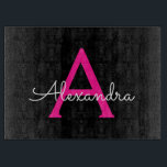 Tabla De Cortar Nombre del Monograma de Giro del Guión Negro Calie<br><div class="desc">Placa de corte de nombres de monograma simple de escritura negro y rosado caliente. Esto hace que la graduación perfecta, el cumpleaños, el boda, la ducha de novia, el aniversario, la ducha de bebé o la fiesta de soltera sea un regalo para alguien que ama el lujo glam y los...</div>