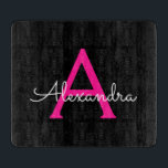 Tabla De Cortar Nombre del Monograma de Giro del Guión Negro Calie<br><div class="desc">Placa de corte de nombres de monograma simple de escritura negro y rosado caliente. Esto hace que la graduación perfecta, el cumpleaños, el boda, la ducha de novia, el aniversario, la ducha de bebé o la fiesta de soltera sea un regalo para alguien que ama el lujo glam y los...</div>
