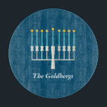 Tabla De Cortar Nombre familiar personalizado Blue Hanukkah Menora<br><div class="desc">Celebre Hanukkah con un toque moderno usando este diseño azul profundo que presenta una menorah estilizada con brillantes llamas doradas. El nombre de la familia se encuentra en una elegante letra de serif, añadiendo un toque personal y festivo. Perfecto para alojamiento de vacaciones, este diseño es ideal para familias que...</div>