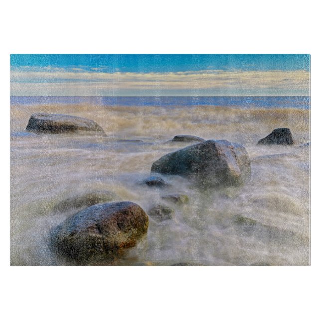 Tabla De Cortar Olas chocando contra rocas en la orilla (Anverso)