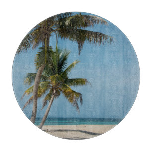 Tabla De Cortar Palmera y playa de arena blanca