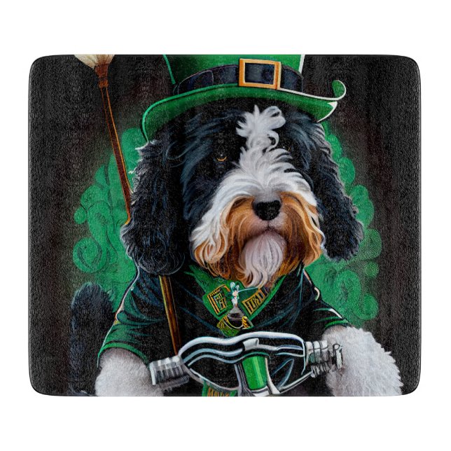Tabla De Cortar Perro Bernedoodle conduciendo bicicleta Día de San (Anverso)
