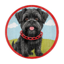 Perro negro lindo con collar rojo en estilo Person