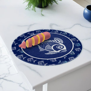 Tabla De Cortar Pescado Blanco En El Mar Azul Profundo