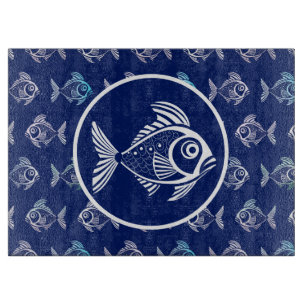 Tabla De Cortar Pescado Blanco En El Mar Azul Profundo