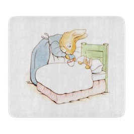 Tabla De Cortar Peter Rabbit en cama (alimentado por su madre)