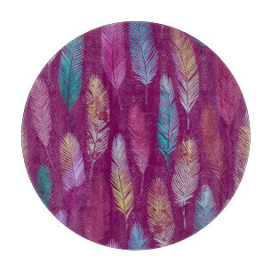 Tabla De Cortar Plumas coloridas: patrón de fondo morado.