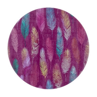 Tabla De Cortar Plumas coloridas: patrón de fondo morado.