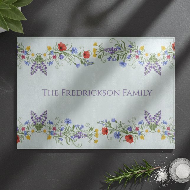 Tabla De Cortar Pradera de flores silvestres monograma (Wildflower Meadow Monogram Cutting Board)