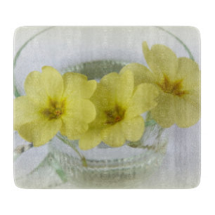 Tabla De Cortar primrose en una taza de café